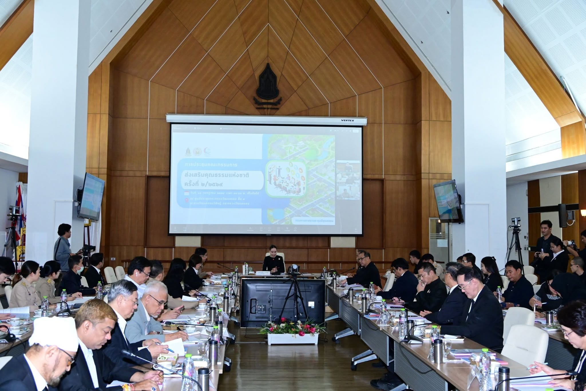 ประชุมคณะกรรมการส่งเสริมคุณธรรมแห่งชาติ ขับเคลื่อนการประเมิน “จังหวัดคุณธรรม” เล็งผลักดันระบบเครดิตทางสังคม มุ่งส่งเสริมหลักคุณธรรม 5 ประการ เพื่อสร้างความสงบสุขให้แก่สังคมอย่างยั่งยืน